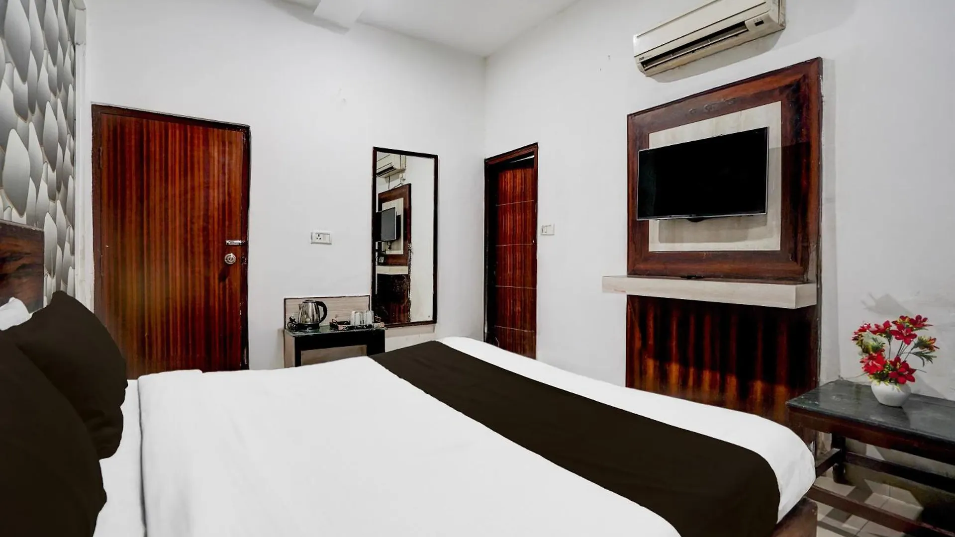 Super Collection O Tourist Complex Area Formerly Kanha Continental Agra  Hotel Agra (Uttar Pradesh)